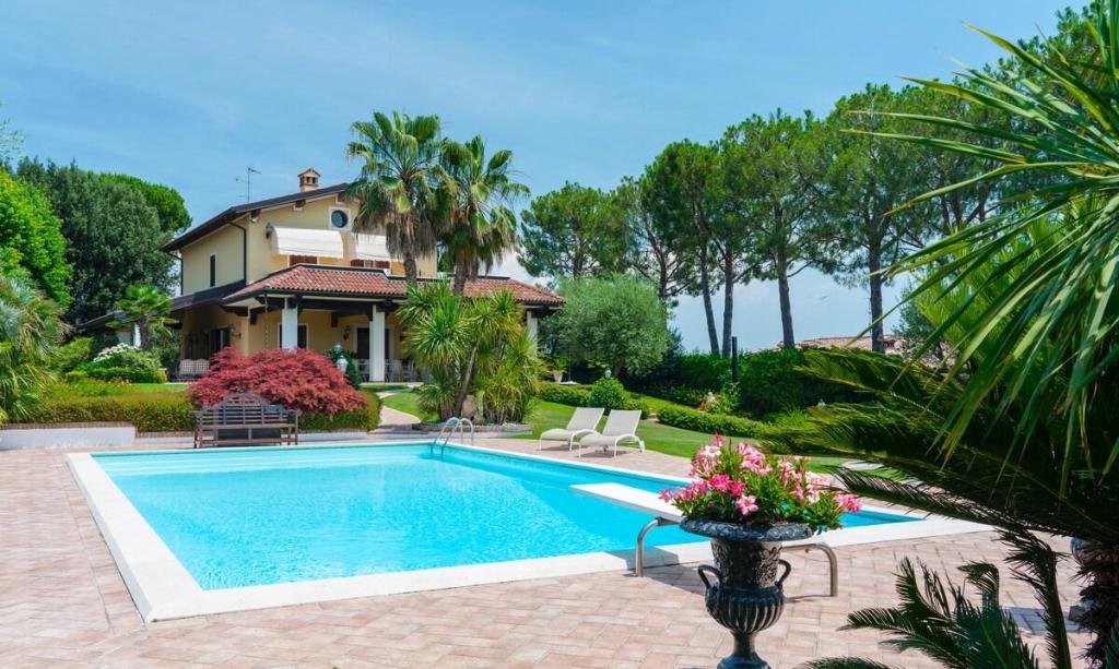 Villa Elena — 4-Star Luxury Hotel in Moniga Del Garda, Italy