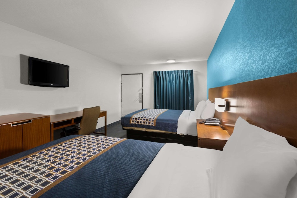 Econo Lodge Commerce - photo 38