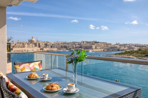 The Golden Mile Luxury Seafront Apartment in Sliema — 4-Star Luxury Hotel in Sliema, Malta