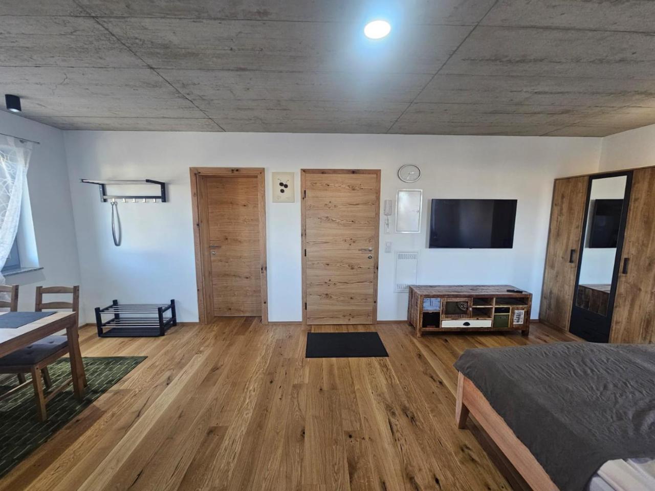 Hoch2 Apartment Modern komfortabel & 24h Self Check in mit Parkplatz — 4-Star Luxury Hotel in Mattighofen, Austria