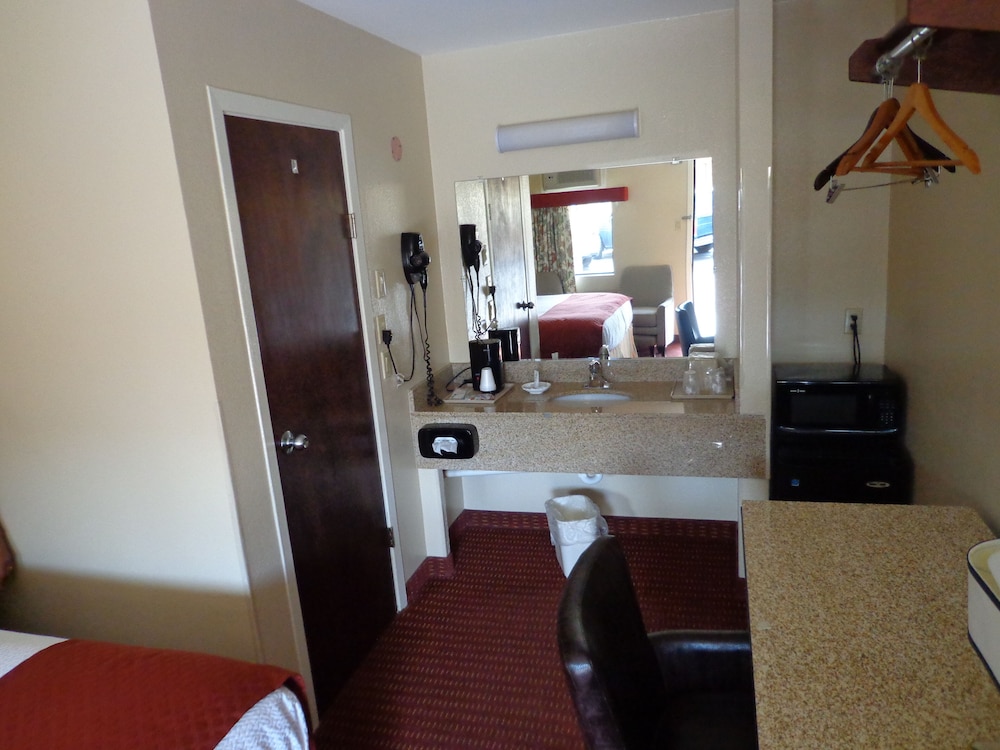 Economy Inn Express Warren - photo 9