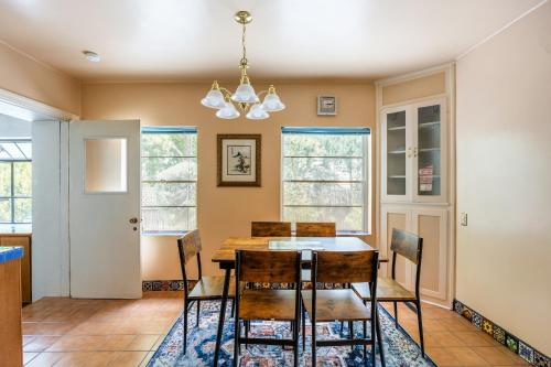 Cozy 2BR Home Near UNR with Large Deck & Parking