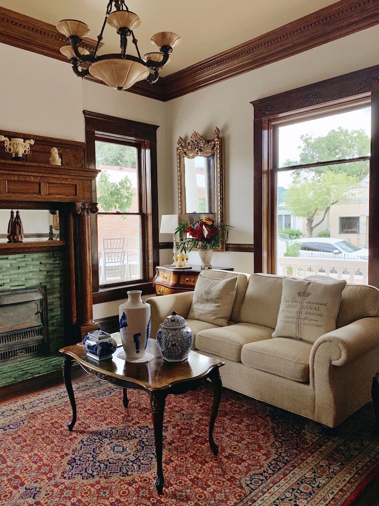 Laredo Mansion in Laredo, United States