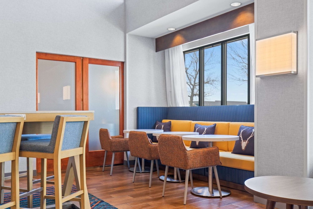 Hampton Inn & Suites Greeley - photo 4