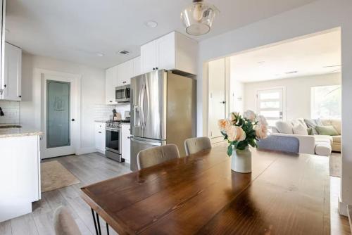 Remodeled 4BR 2BA Steps from Georgetown Square — Georgetown — photo 5