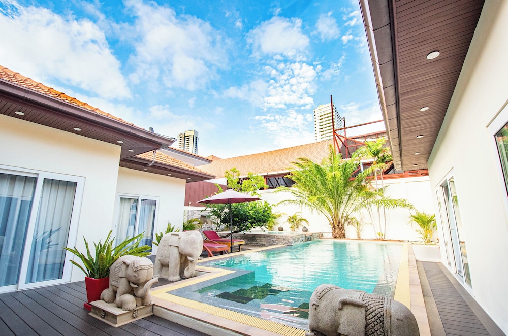 Seaside Villa 2 Poolsbeach@50m — 4-Star Luxury Hotel in Pattaya, Thailand