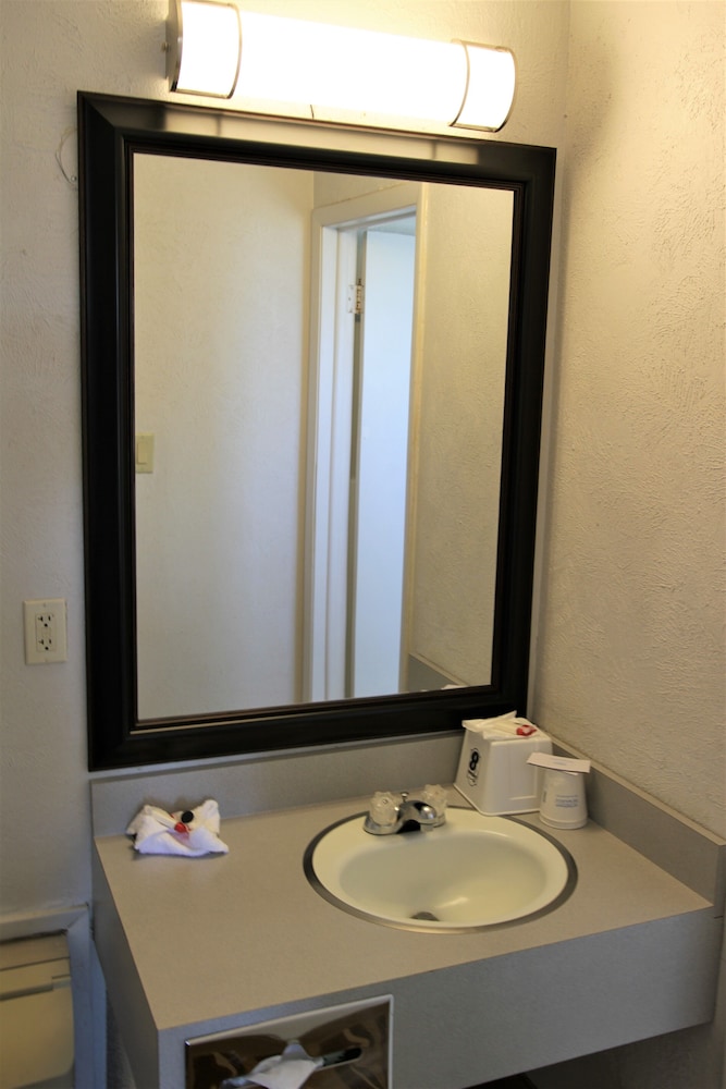Super 8 by Wyndham Wells - photo 26