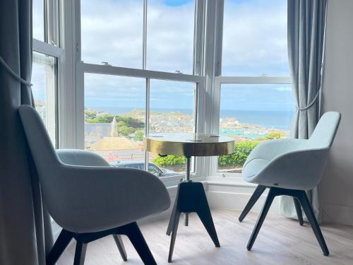 Henrys — 4-Star Luxury Hotel in St Ives, United Kingdom