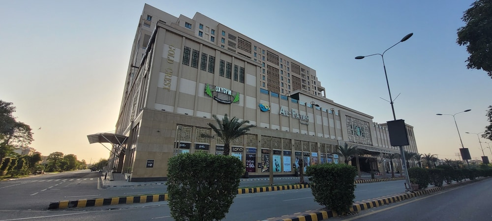 Luxury Apartment with Balcony in Gold Crest DHA Skyview Suite — 4-Star Luxury Hotel in Lahore, Pakistan