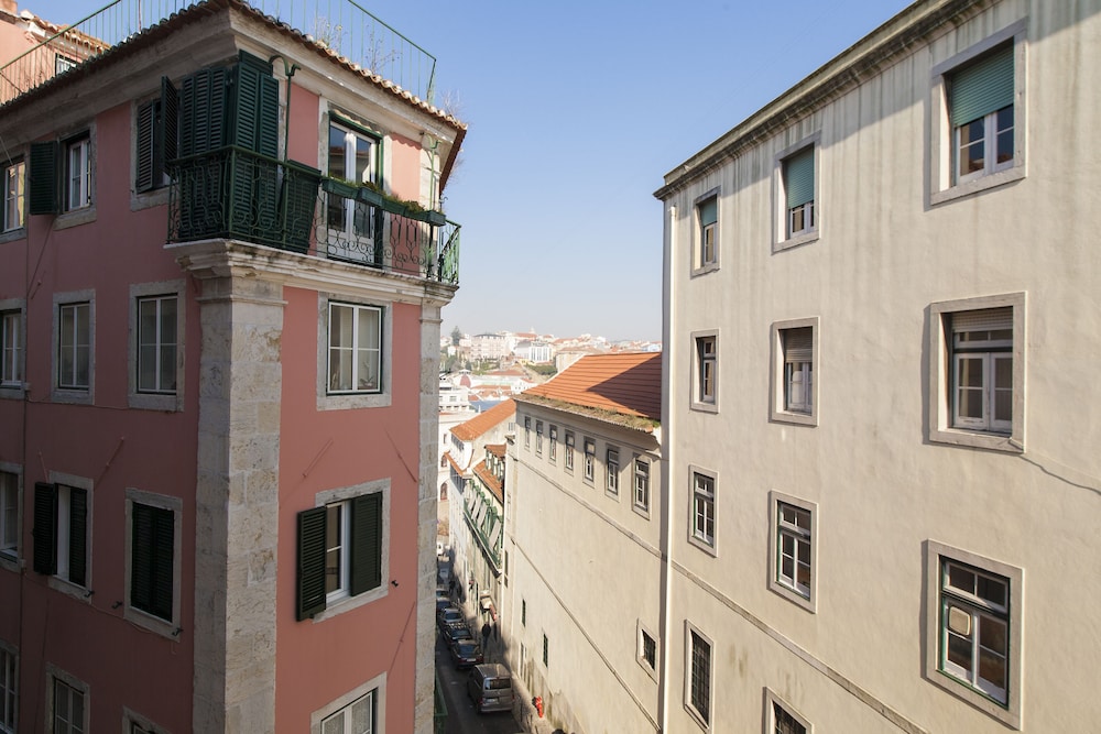 Bright and spacious three bedroom apt in the heart of Lisbon — 4-Star Luxury Hotel in Lisbon, Portugal