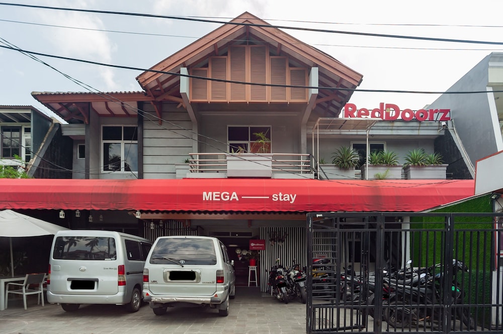 RedDoorz Plus near Mall Kelapa Gading in Jakarta, Indonesia