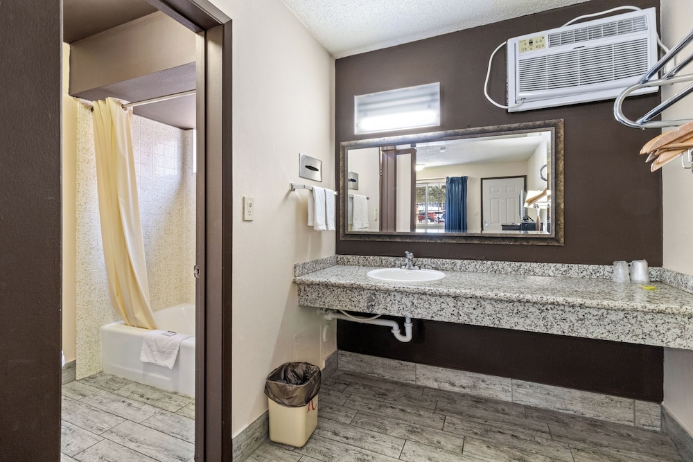 Economy Inn Barstow - photo 12