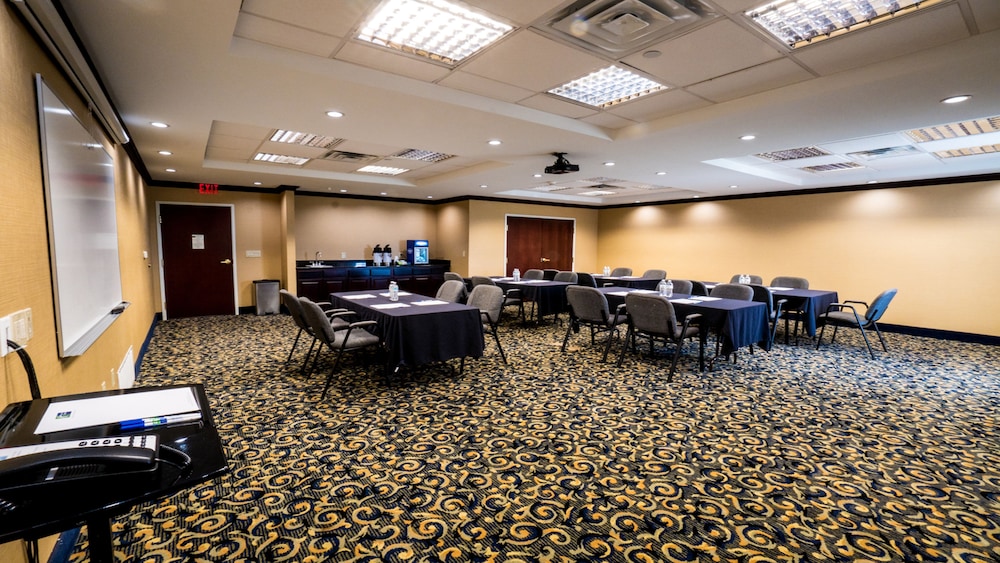 Holiday Inn Express & Suites Pampa by IHG - photo 71