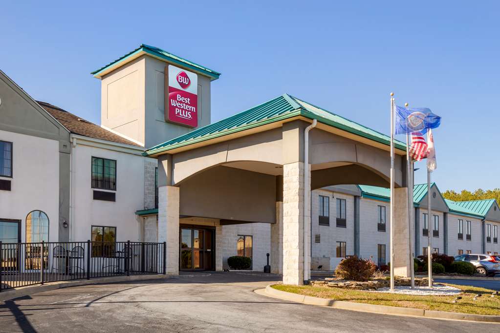 Best Western Plus South Hill Inn in La Crosse, United States