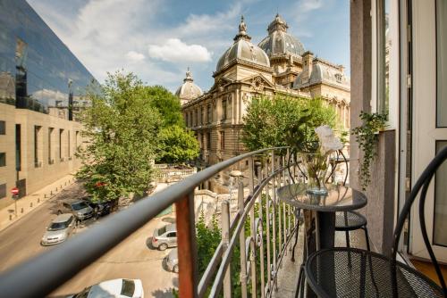 Centrally Located 2BR Apartment with Balcony & Unique Design — 4-Star Luxury Hotel in Bucharest, Romania