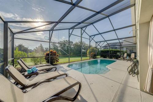 580 Stunning Renovated Home with Large East Facing Pool Deck Overlooking Preservation Area and Games Room — 4-Star Luxury Hotel in Davenport, United States