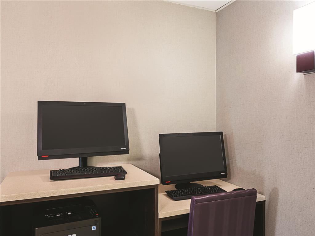 La Quinta Inn & Suites by Wyndham Austin Airport - photo 53