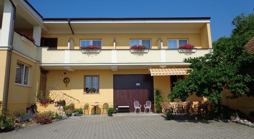 Haus Martin Schneeberger — 4-Star Luxury Hotel in Moerbisch Am See, Austria