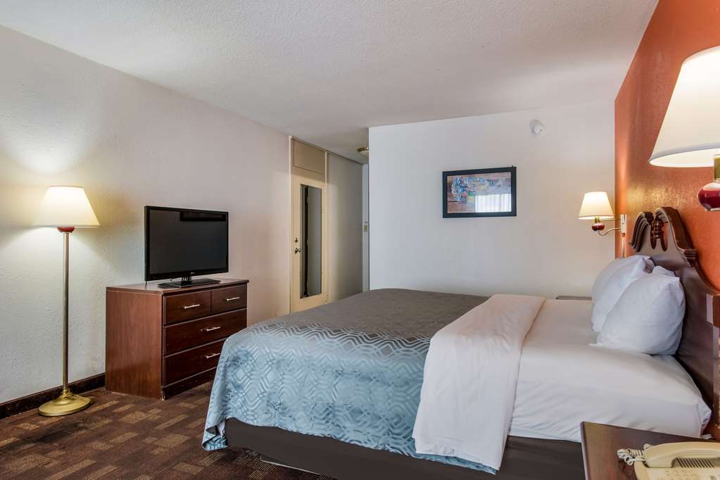 Econo Lodge Inn & Suites Chambersburg Central - photo 9