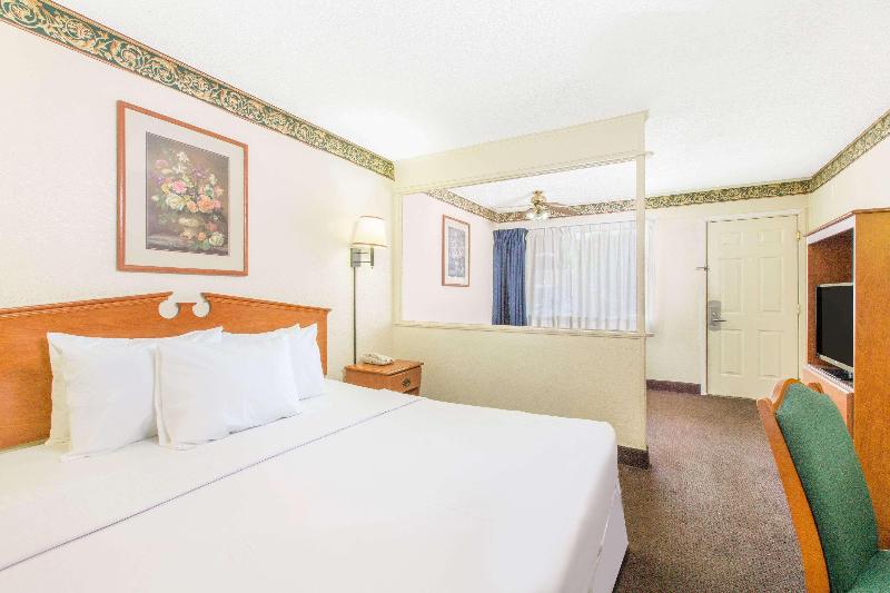 Executive Inn & Suites - photo 6