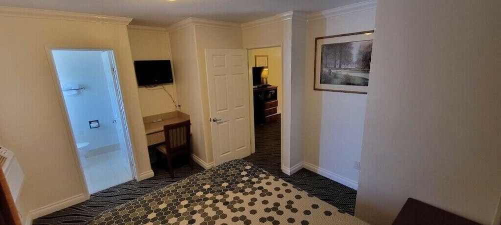 Redondo Inn and Suites - photo 9