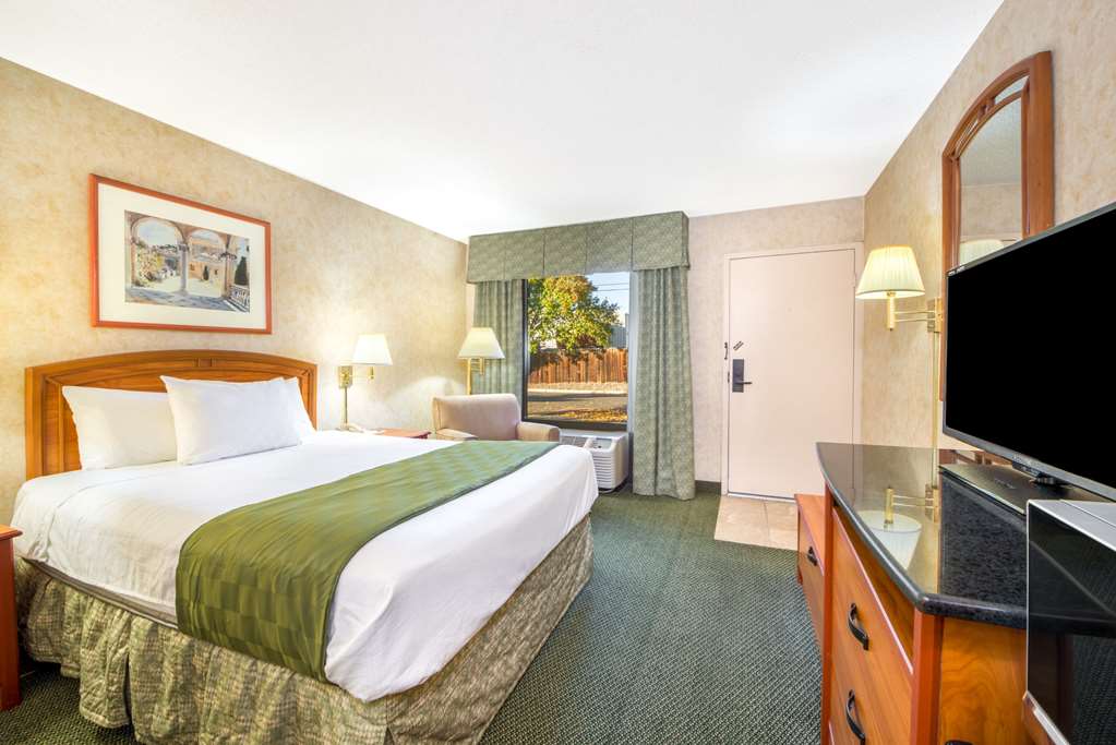 Days Inn & Suites by Wyndham Albuquerque North - photo 6