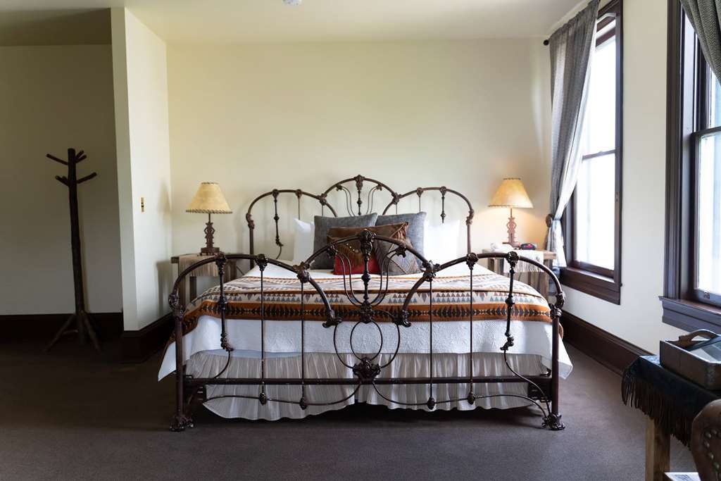 Sheridan Inn B W Signature Collection - photo 33