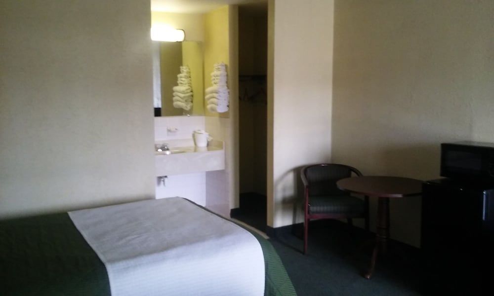 Sutton Lane Motel - photo 11