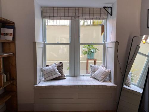 Stylish 2 bedroom self contained apartment in the heart of Clifton Village — 4-Star Luxury Hotel in Bristol, United Kingdom