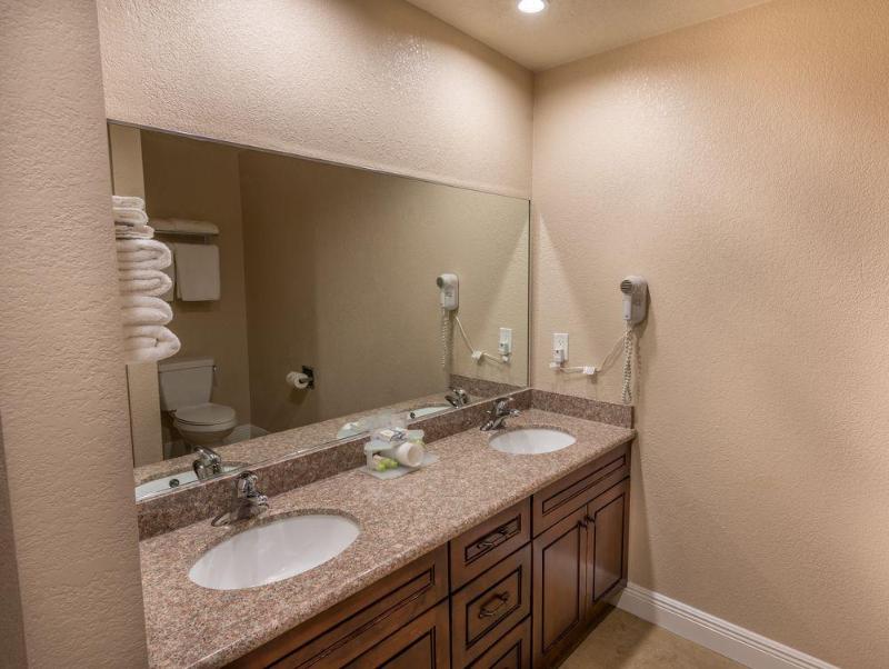 Edgewater Inn Reedley - photo 11