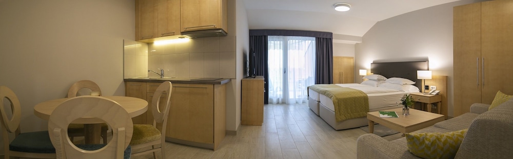 Aparthotel Flora — Tucepi — photo 2