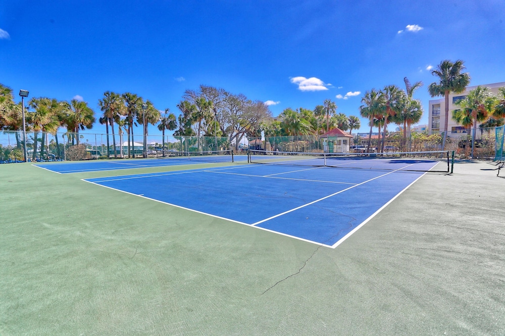 Land's End 10 305 Beach Front — 4-Star Luxury Hotel in Saint Pete Beach, United States