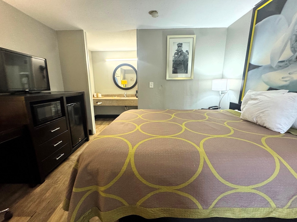 Super 8 by Wyndham Tupelo Airport - photo 17