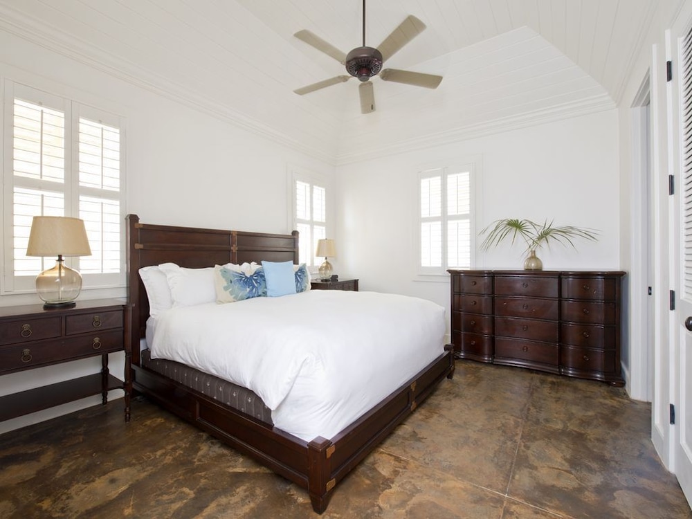 Coastal Chic: New Luxury Oceanfront Home With Sunset Views — 4-Star Luxury Hotel in Governor's Harbour, Bahamas