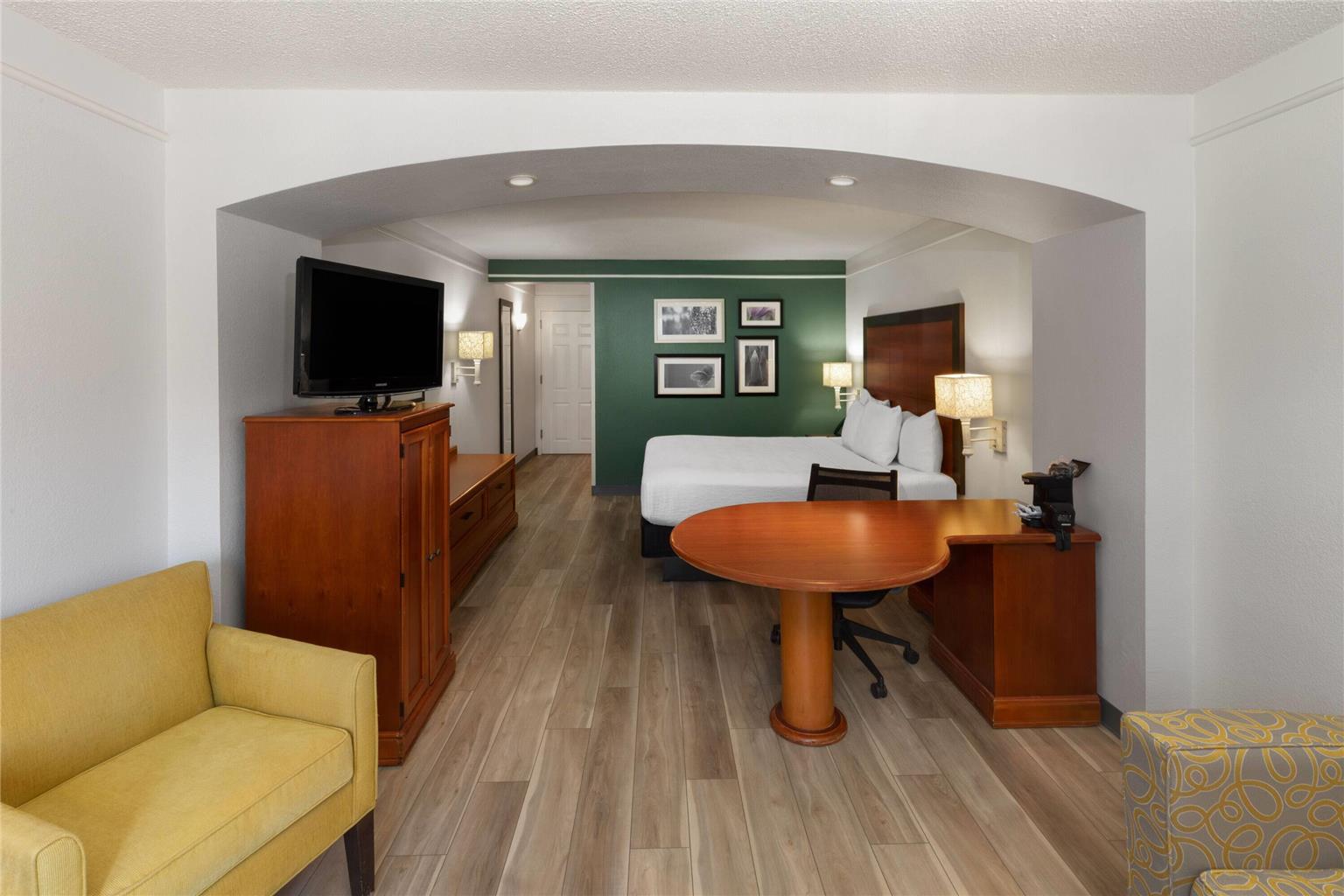 La Quinta Inn & Suites by Wyndham San Antonio Airport - photo 14