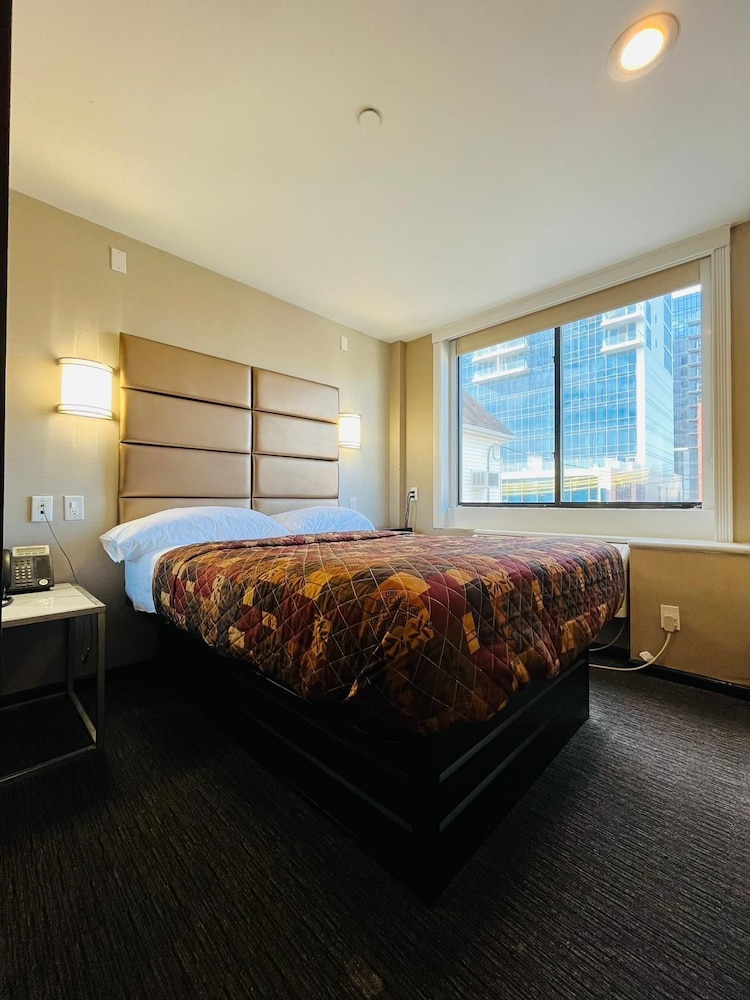 Hotel Key LaGuardia Airport - photo 31