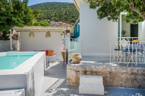 Bohemian Nest Cheerful 2 Bedroom Villa with pool — 4-Star Luxury Hotel in Argostolion, Greece