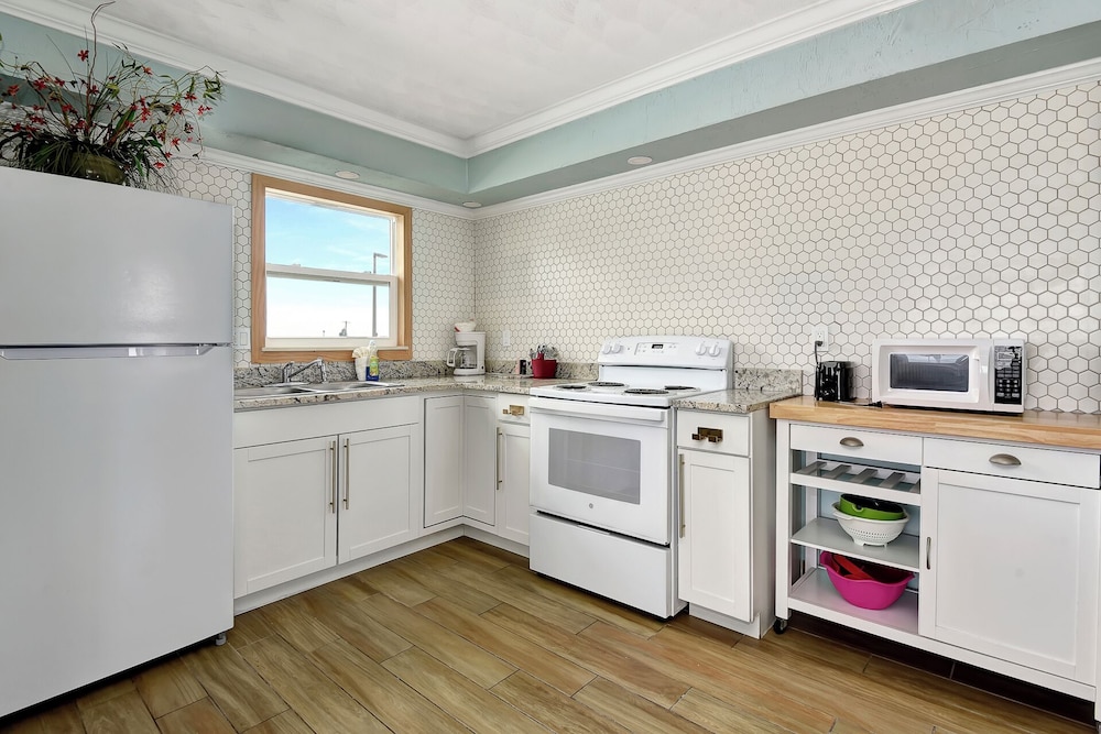 Shoreline Suites & Cabana Cottages - photo 64