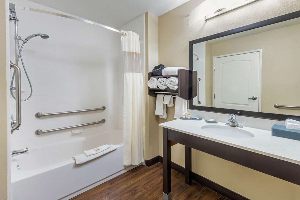 La Quinta Inn & Suites by Wyndham Artesia - photo 23