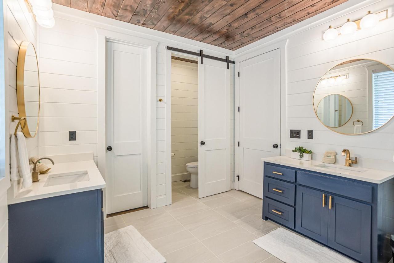 BRAND NEW Yes Please Spacious Luxury Getaway 6 Bed 6 and a half Bath in Broken Bow, United States