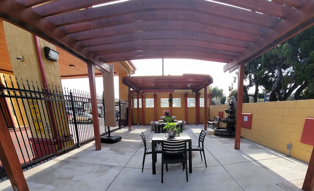 Mission Inn and Suites - photo 21