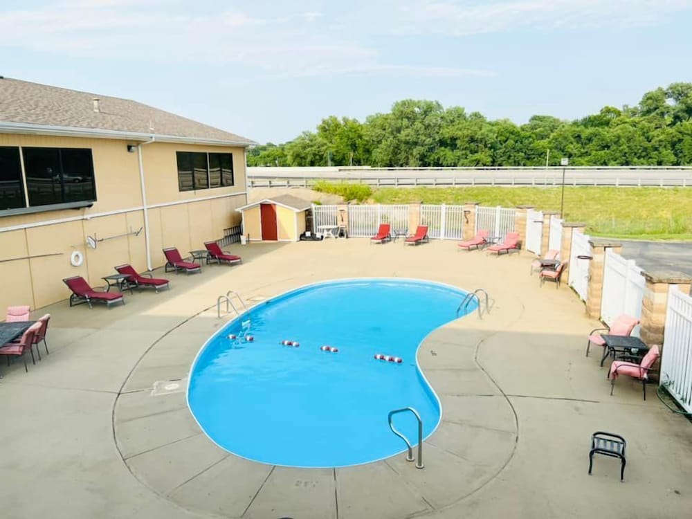 Super 8 by Wyndham Fort Scott - photo 29