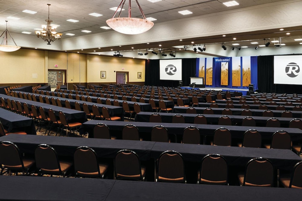 Bismarck Hotel and Conference Center - photo 36