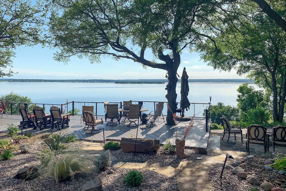 Lakefront Estate Stunning Views Deck Bar and Dock — hotel in Runaway Bay