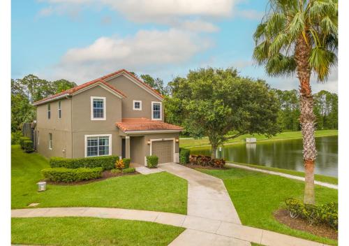 Lakefront 5BR Resort Pool Home Near Disney World — 4-Star Luxury Hotel in Kissimmee, United States