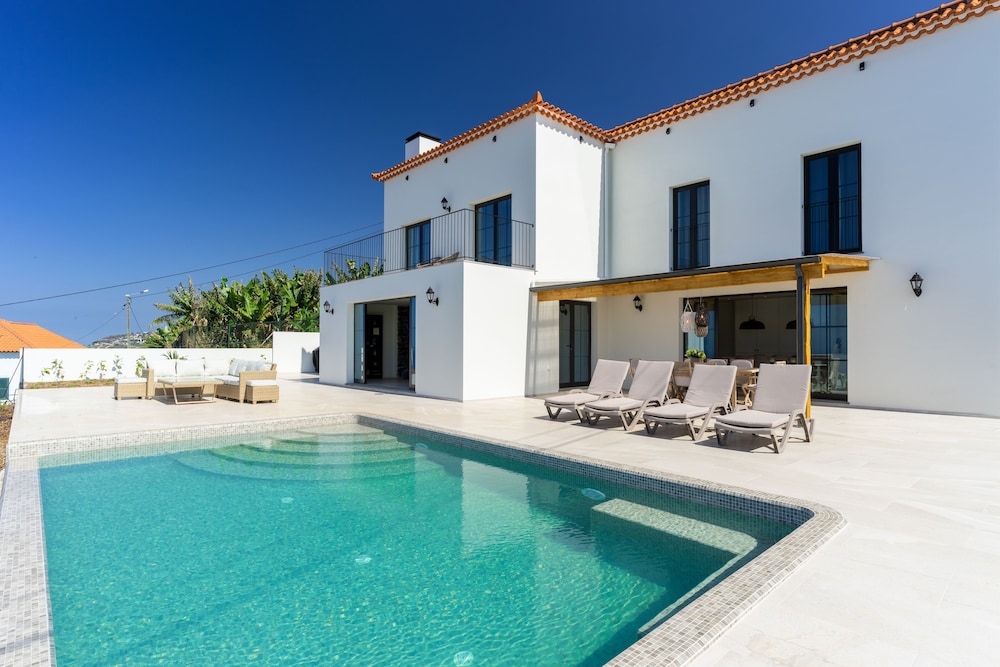 Villa Horizonte Azul by Holiday Rental Madeira — 4-Star Luxury Hotel in Ponta Do Sol, Portugal