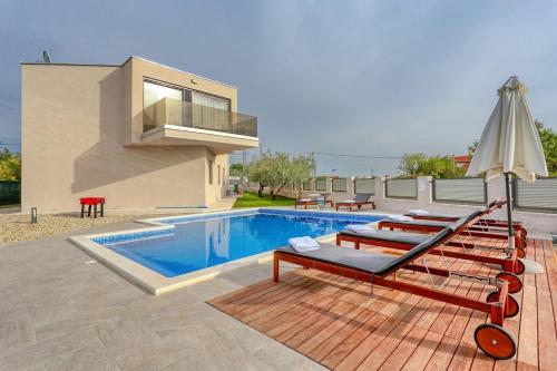 Family friendly house with a swimming pool Debeljak Zadar 21383 — 4-Star Luxury Hotel in Sukosan, Croatia