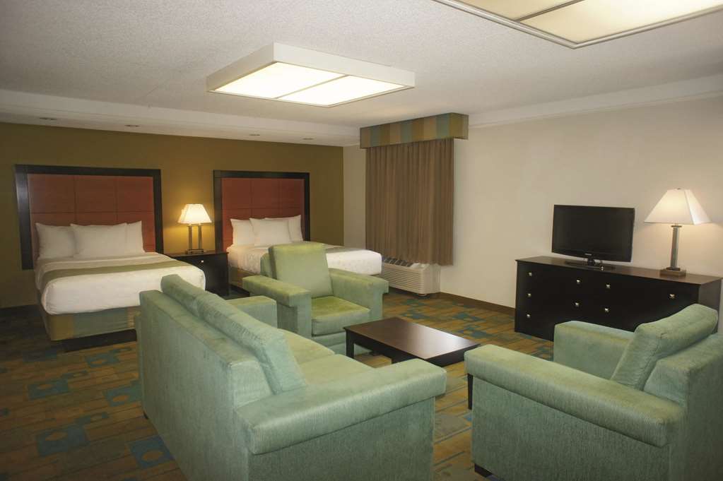 La Quinta Inn & Suites by Wyndham St. Pete Clearwater Airpt - photo 40