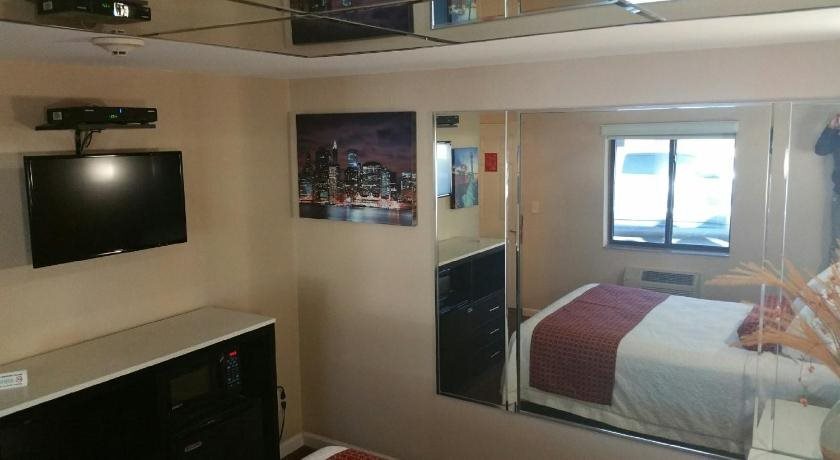Relax Inn North Babylon - photo 12