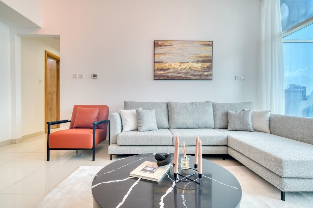 Stylish Space with Balcony Facing The Marina — 5-Star Luxury Hotel in Dubai, United Arab Emirates